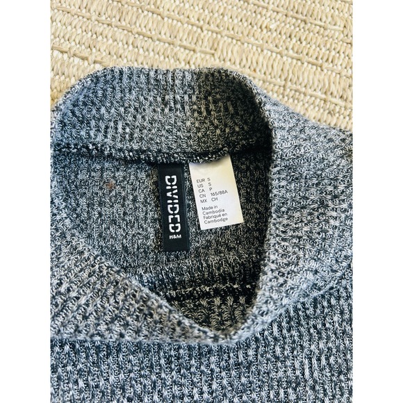 H&M Divided Mockneck Long Sleeve - Lightweight Gray, Size Small - Picture 3 of 4